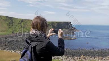 在北爱尔兰巨人铜锣海岸拍照